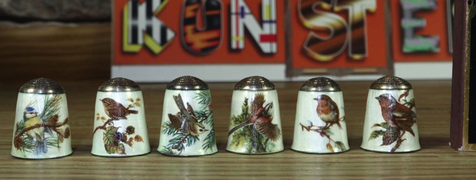 6 Fingerhüte Silber emailliert England Vögel Motive Meise Zaunkönig aus Sammlung