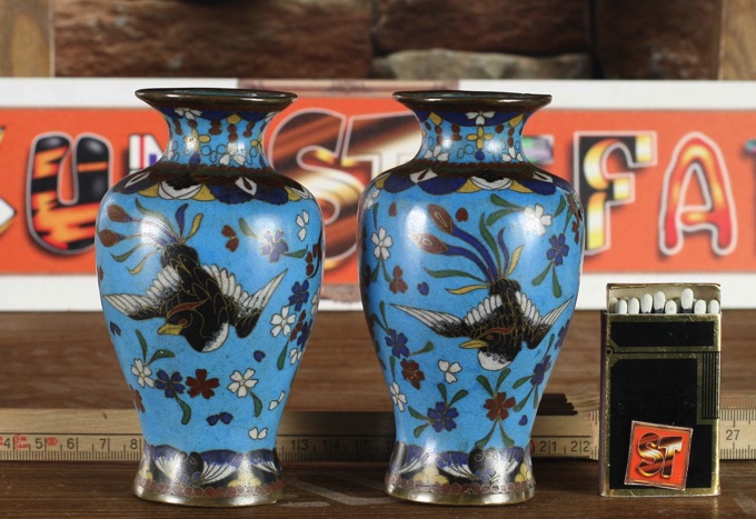 ein Paar ältere kleinere Cloisonne Vasen Asiatika Vögel Dekor Cloisonné enamel