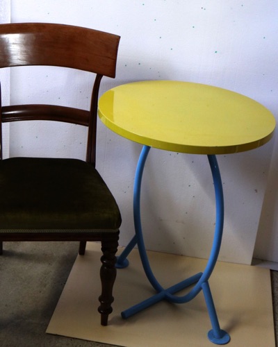 Designer Tisch rund gelb blau Hersteller unbekannt