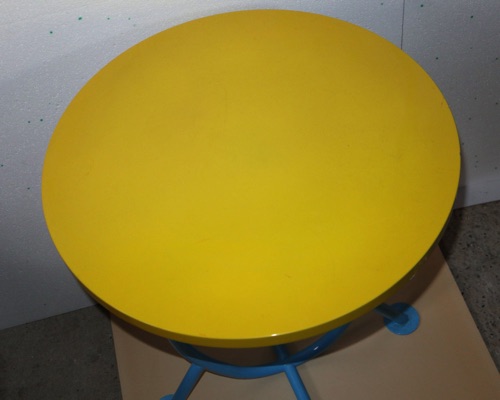 Designer Tisch rund gelb blau
