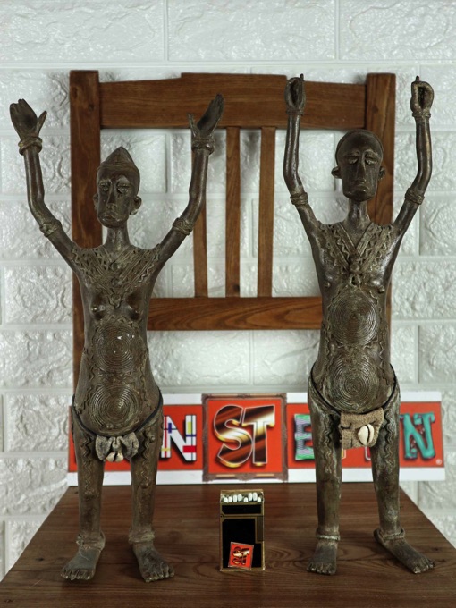 Afrika Paar Bronze Figuren Vere erhobene Arme
