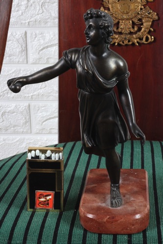 Bronze Skulptur Kugelspielerin Boule Frau Römerin