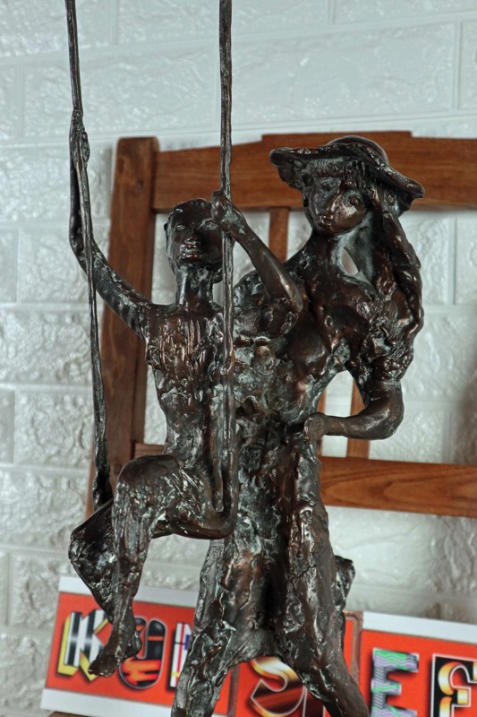 Günter Rossow Bronze Skulptur Kind auf Schaukel
