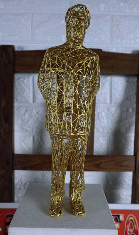 Moto Waganari Skulptur Netzwerk Wärter gold