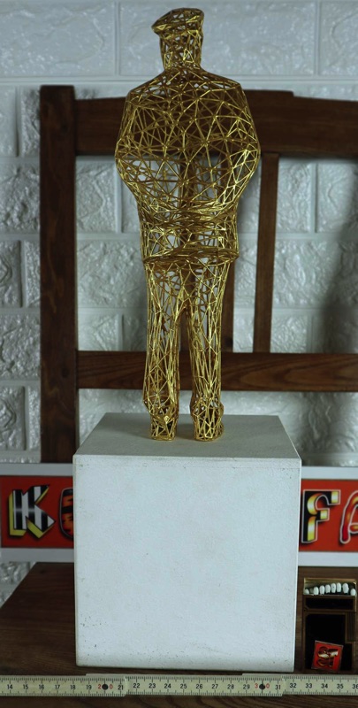 Moto Waganari Skulptur Netzwerk Wärter gold
