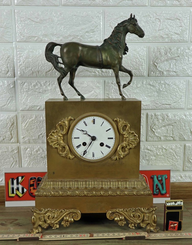 Pendule antik Uhr Pferd